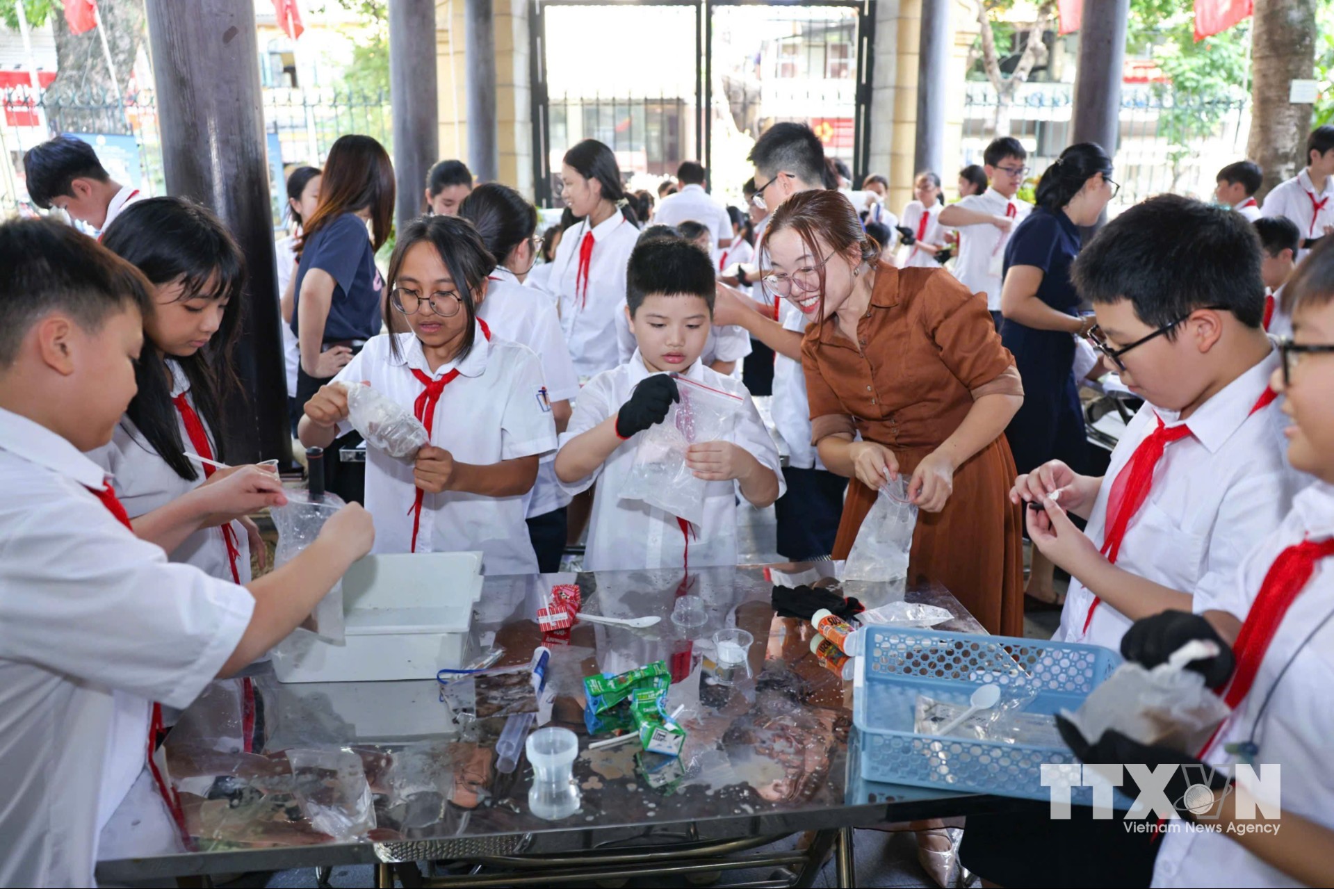 Học sinh tập trung vào thực nghiệm khoa học với hoạt động “Làm kem không cần tủ đông”, theo dõi sự thay đổi nhiệt độ theo thời gian và thử thách thiết kế giải pháp “Giữ kem lâu tan”. (Ảnh: Thanh Tùng/TTXVN)